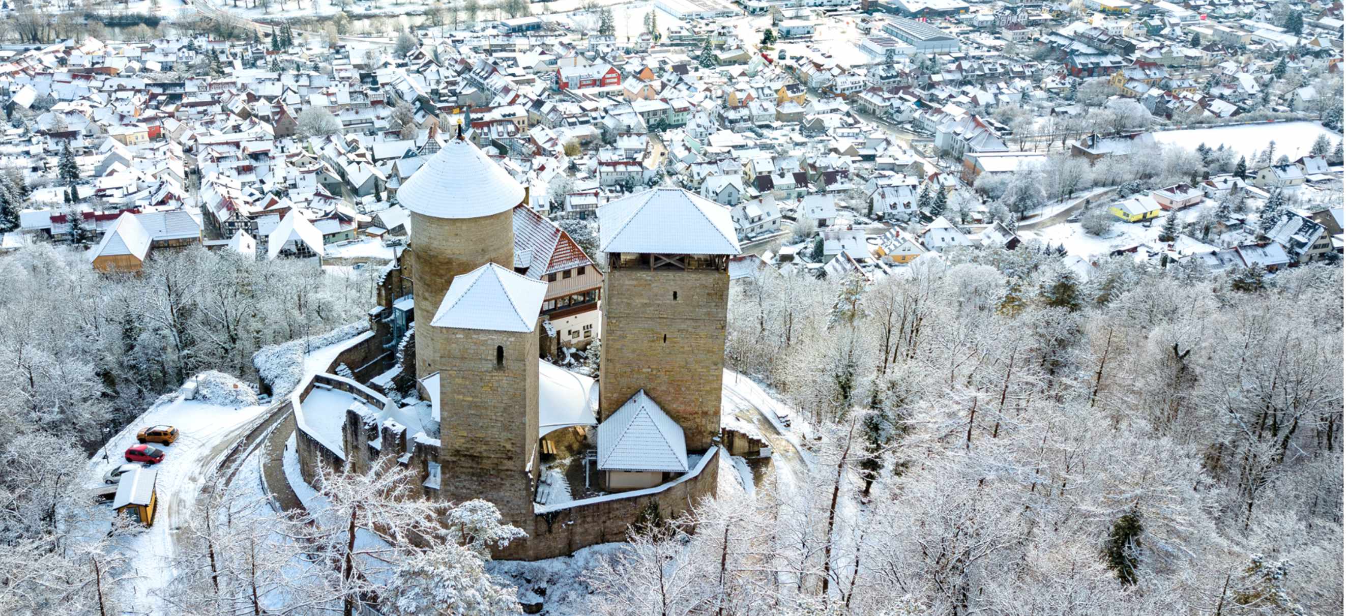 Die verschneite Burg Normannstein über Treffurt