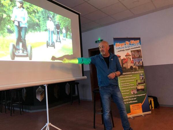 Vortrag mit Leinwand und Roll-up