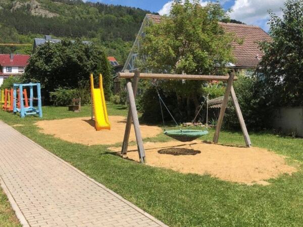 Spielplatz mit der neuen Rutsche