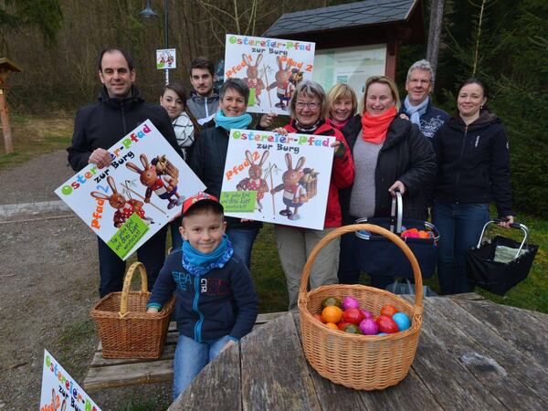Gruppenfoto mit Osterkörben am Ostereierpfad